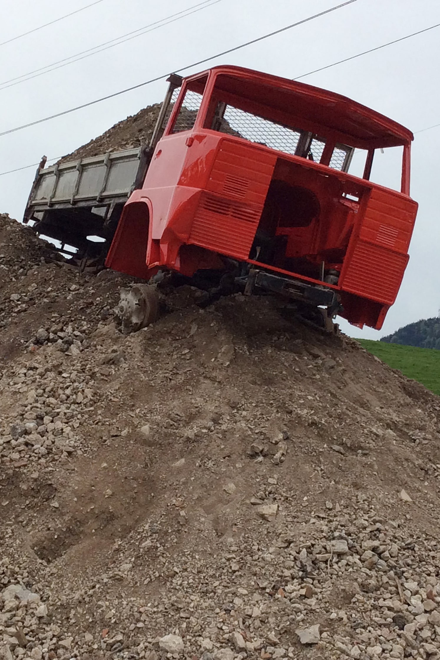 Henschel camion Lastwagen führerkabine Kiesgrube Kieshügel art et Motiers Gruppenausstellung outdoor Situationsprojekt